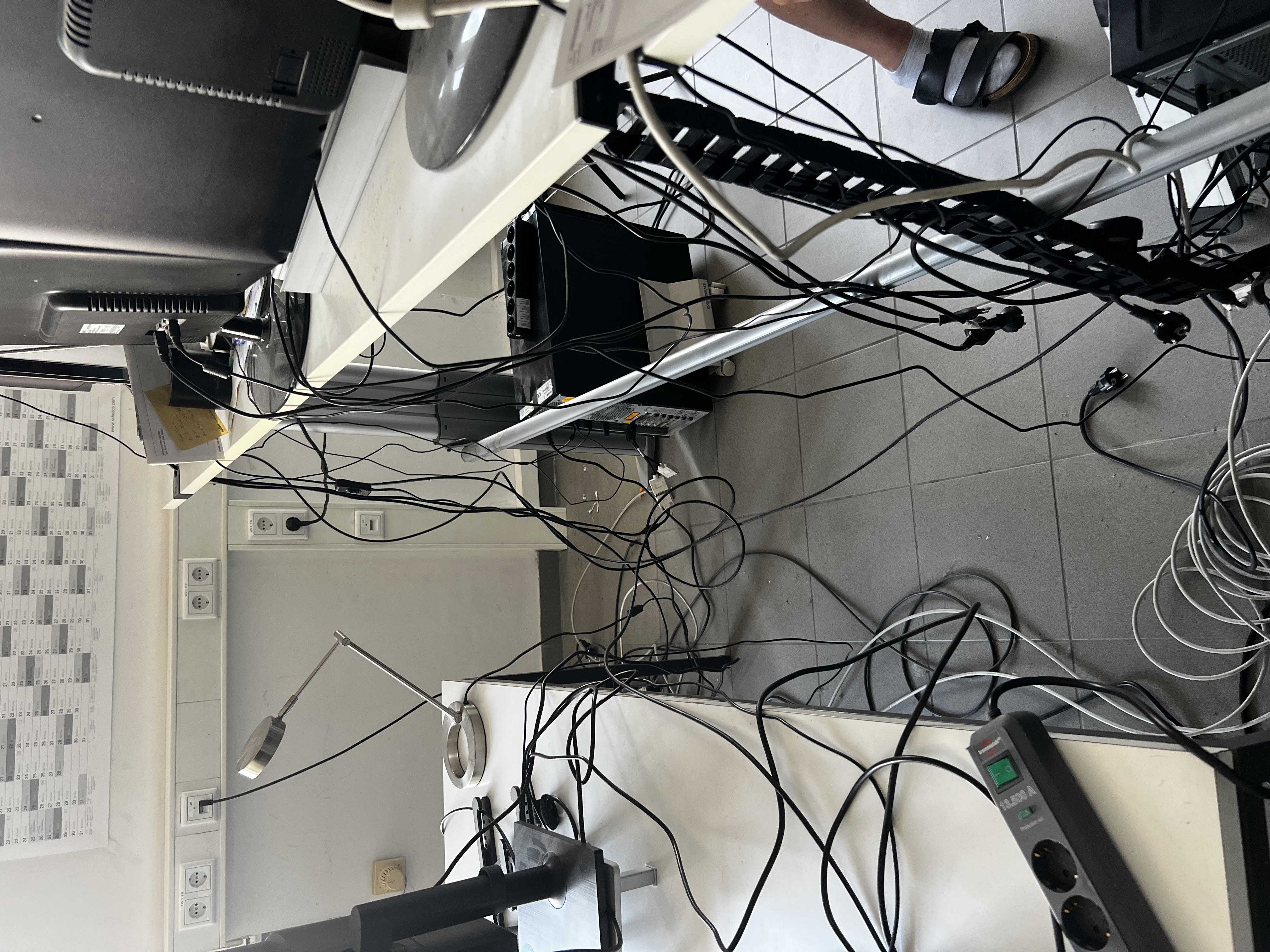 Vorher: unstrukturiertes Kabelchaos mit offen liegenden Netzwerk- und Stromkabeln vor der Netzwerk-Modernisierung durch IT-ZU